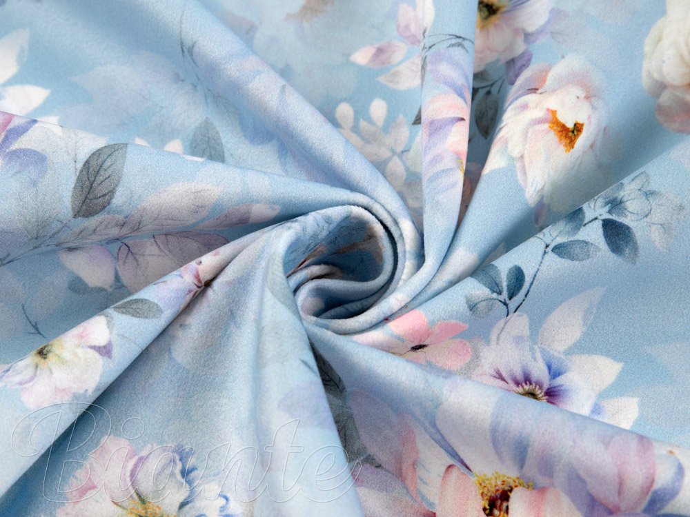 Sametová látka Tamara TMR-044 Jarní květy na nebesky modrém - šířka 140 cm - detail 2 - Biante.cz Sametová látka Tamara TMR-044 Jarní květy na nebesky modrém - šířka 140 cm - detail 2 - Biante.cz