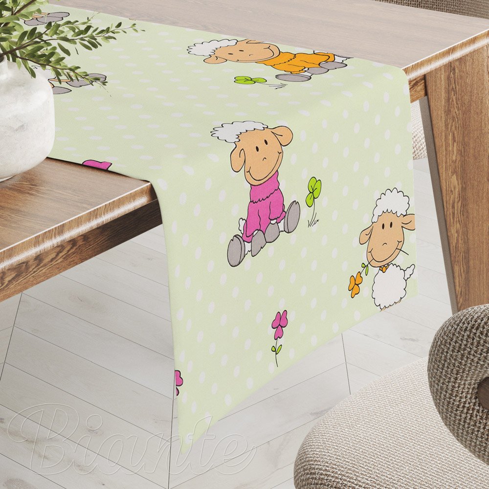 Dětský bavlněný běhoun na stůl Sandra SA-729 Veselé ovečky na světle zeleném puntíkovaném - Biante.cz