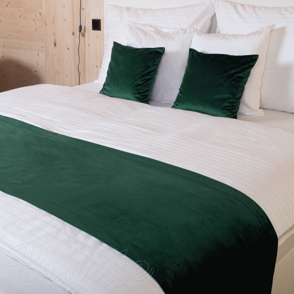 Sametový přehoz/běhoun na postel Velvet Premium SVP-044 Lesní zelená - Biante.cz