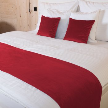 Sametový přehoz/běhoun na postel Velvet Premium SVP-038 Sytě červený - Biante.cz Sametový přehoz/běhoun na postel Velvet Premium SVP-038 Sytě červený - Biante.cz