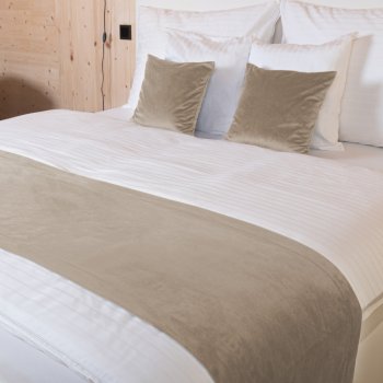 Zamatový prehoz/behúň na posteľ Velvet Prémium SVP-042 Béžovohnedý - Biante.sk Zamatový prehoz/behúň na posteľ Velvet Prémium SVP-042 Béžovohnedý - Biante.sk