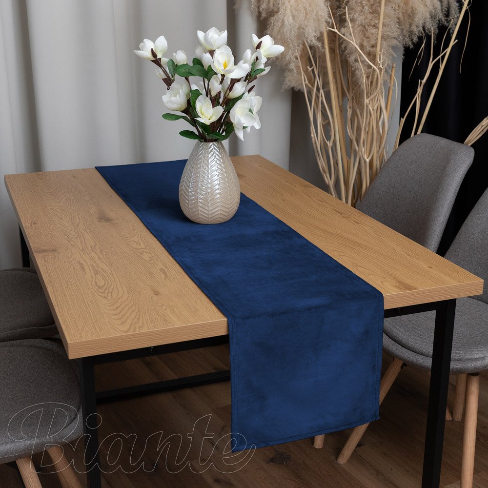 Zamatový behúň na stôl Velvet Prémium SVP-036 Námornícka modrá - detail 1 - Biante.sk
