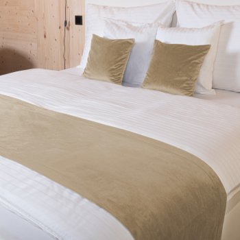 Zamatový prehoz/behúň na posteľ Velvet Prémium SVP-045 Kávovo béžový - Biante.sk Zamatový prehoz/behúň na posteľ Velvet Prémium SVP-045 Kávovo béžový - Biante.sk