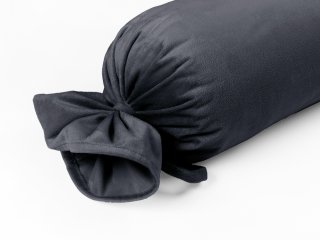 Sametový polštář válec bonbon Velvet Premium SVP-004 Antracitově šedý - detail 1 - Biante.cz Sametový polštář válec bonbon Velvet Premium SVP-004 Antracitově šedý - detail 1 - Biante.cz