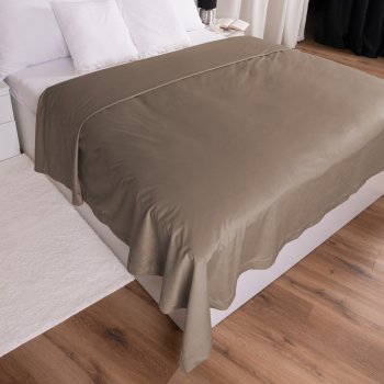 Sametový přehoz na postel Velvet Premium SVP-005 Světle hnědý - detail 1 - Biante.cz Sametový přehoz na postel Velvet Premium SVP-005 Světle hnědý - detail 1 - Biante.cz