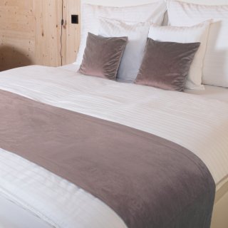 Zamatový prehoz/behúň na posteľ Velvet Prémium SVP-031 Tmavo staroružový - Biante.sk Zamatový prehoz/behúň na posteľ Velvet Prémium SVP-031 Tmavo staroružový - Biante.sk