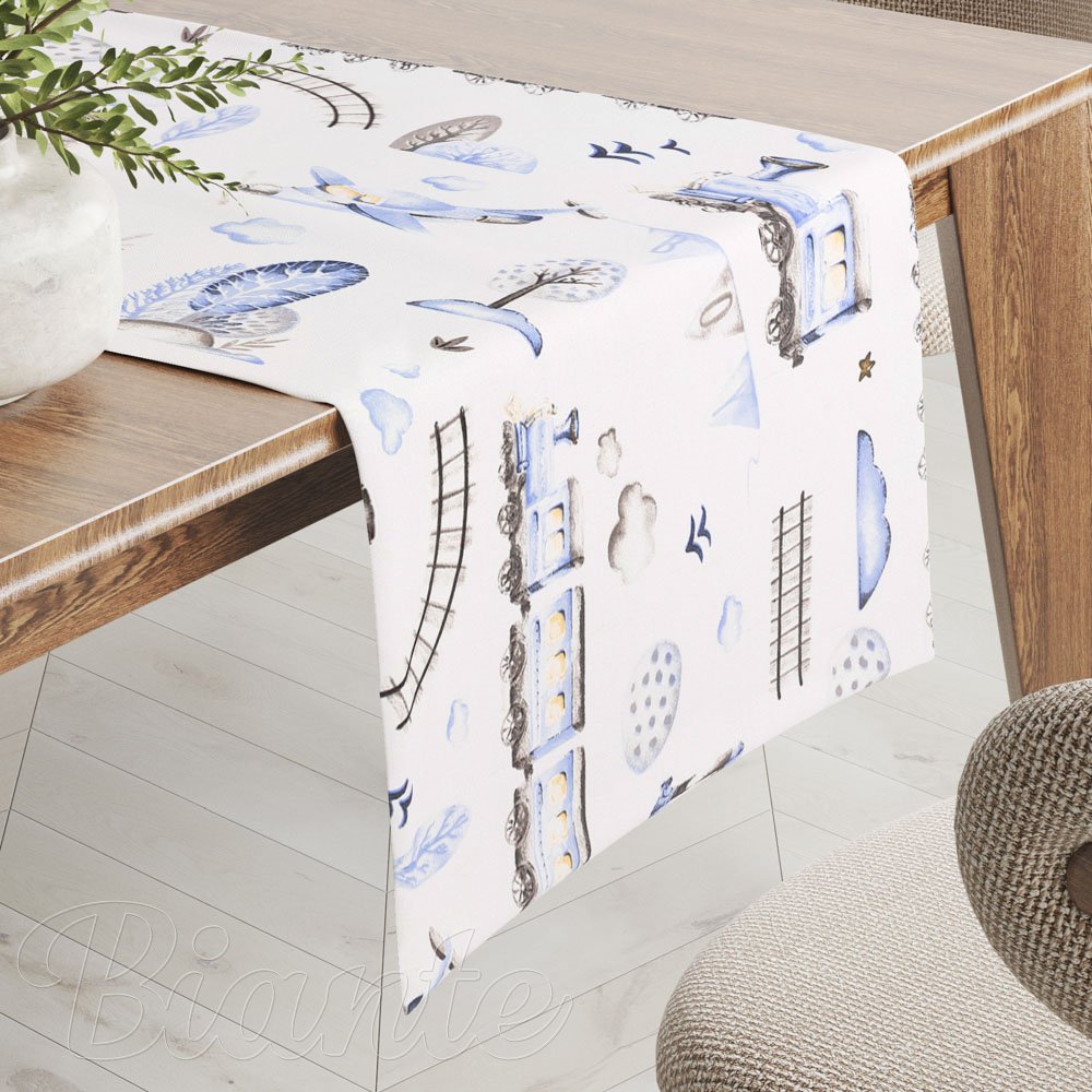 Dětský bavlněný běhoun na stůl Sandra SA-690 Modré vláčky s letadýlky na bílém - Biante.cz