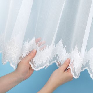 Bílá záclona s perleťově vytkávanou bordurou cikcak do obloučků ZAC-029 výška 295 cm