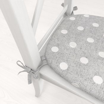 Oblý podsedák Porto PRT-018 Bílé puntíky na šedém režném - 39x37x3 cm - detail 1 - Biante.cz Oblý podsedák Porto PRT-018 Bílé puntíky na šedém režném - 39x37x3 cm - detail 1 - Biante.cz