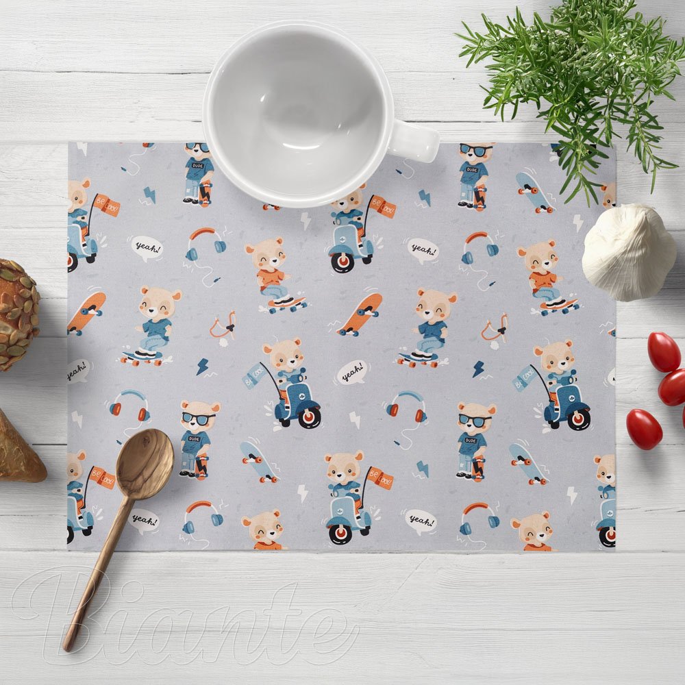 Dětské bavlněné prostírání na stůl Sandra SA-599 Méďové na motorkách a skateboardech na světle šedomodrém - Biante.cz
