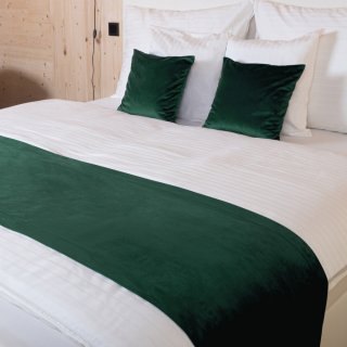 Zamatový prehoz/behúň na posteľ Velvet Prémium SVP-044 Lesná zelená - Biante.sk