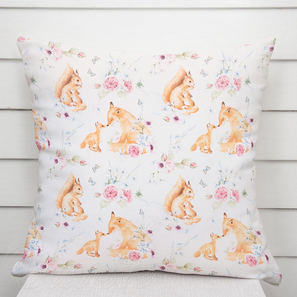 Dětský bavlněný povlak na polštář Sandra SA-694 Veverky a lišky mezi květinami na bílém - Biante.cz