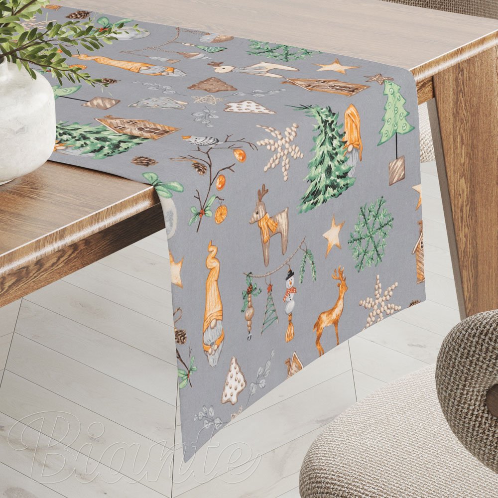 Vánoční bavlněný běhoun na stůl Sandra SA-509 Vánoční skřítci a ozdoby na šedém - Biante.cz
