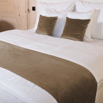 Sametový přehoz/běhoun na postel Velvet Premium SVP-034 Kávově hnědý - Biante.cz
