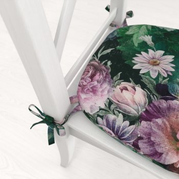Oblý podsedák Parma PM-114 Fialové květy na tmavě zeleném - 39x37x3 cm - detail 1 - Biante.cz Oblý podsedák Parma PM-114 Fialové květy na tmavě zeleném - 39x37x3 cm - detail 1 - Biante.cz