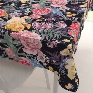 Sametový obdélníkový ubrus Tamara TMR-019 Zahradní květy na černém - Biante.cz