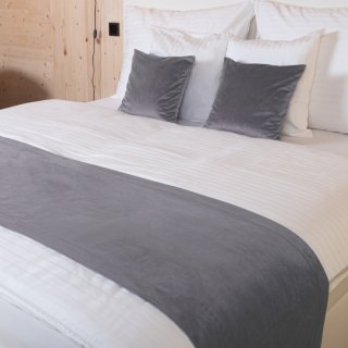 Sametový přehoz/běhoun na postel Velvet Premium SVP-013 Šedý - Biante.cz Sametový přehoz/běhoun na postel Velvet Premium SVP-013 Šedý - Biante.cz