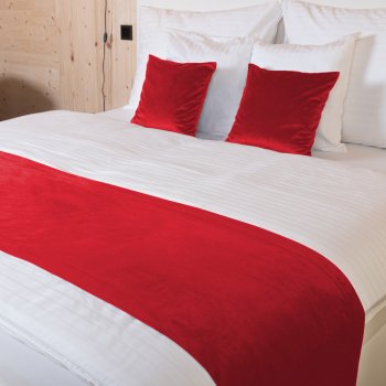Zamatový prehoz/behúň na posteľ Velvet Prémium SVP-051 Sýto červený - Biante.sk Zamatový prehoz/behúň na posteľ Velvet Prémium SVP-051 Sýto červený - Biante.sk
