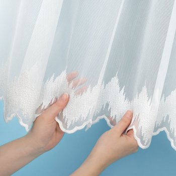 Světle smetanová záclona s perleťově vytkávanou bordurou cikcak do obloučků ZAC-025 výška 295 cm