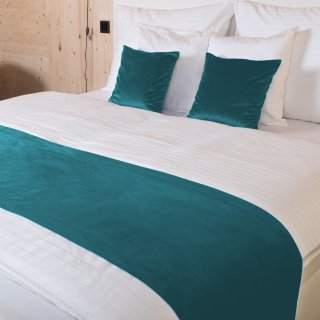 Zamatový prehoz/behúň na posteľ Velvet Prémium SVP-035 Tyrkysovo modrý - Biante.sk Zamatový prehoz/behúň na posteľ Velvet Prémium SVP-035 Tyrkysovo modrý - Biante.sk