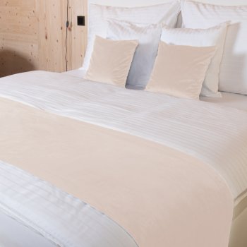Sametový přehoz/běhoun na postel Velvet Premium SVP-020 Béžový - Biante.cz