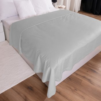 Zamatový prehoz na posteľ Velvet Prémium SVP-027 Svetlo sivý - detail 1 - Biante.sk Zamatový prehoz na posteľ Velvet Prémium SVP-027 Svetlo sivý - detail 1 - Biante.sk