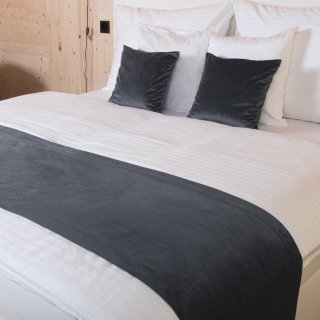 Sametový přehoz/běhoun na postel Velvet Premium SVP-004 Antracitově šedý - Biante.cz Sametový přehoz/běhoun na postel Velvet Premium SVP-004 Antracitově šedý - Biante.cz