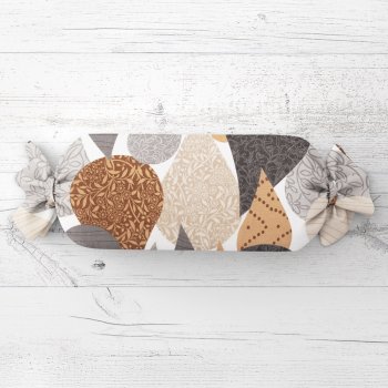 Polštář válec bonbon Sandra SA-507 Hnědo-šedé kapky s ornamenty - Biante.cz Polštář válec bonbon Sandra SA-507 Hnědo-šedé kapky s ornamenty - Biante.cz