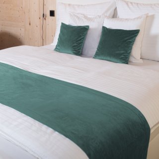 Sametový přehoz/běhoun na postel Velvet Premium SVP-022 Ledově zelený - Biante.cz Sametový přehoz/běhoun na postel Velvet Premium SVP-022 Ledově zelený - Biante.cz