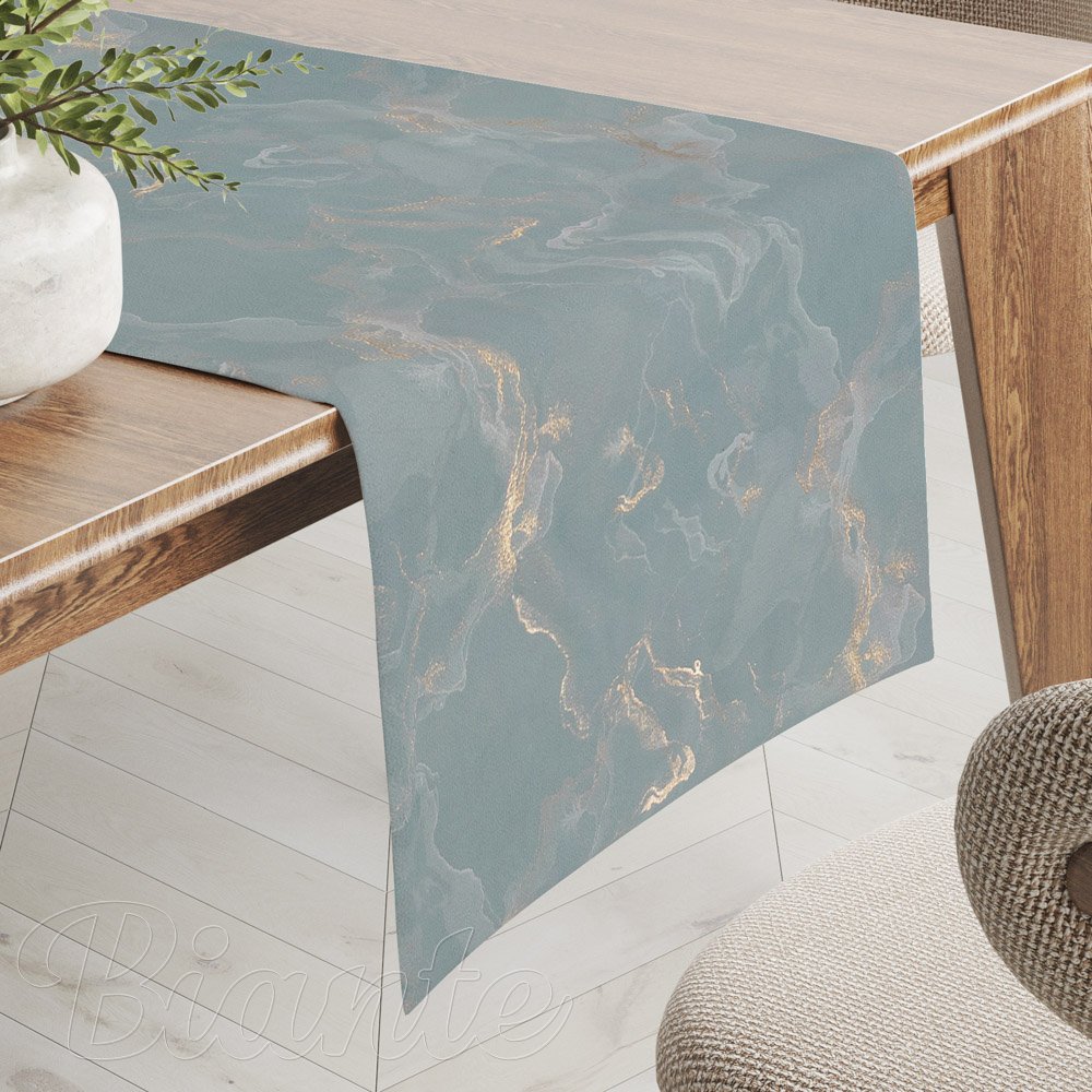 Sametový běhoun na stůl Isabela IBL-020 Zlatý/kouřový mramor na světle modrošedém - Biante.cz
