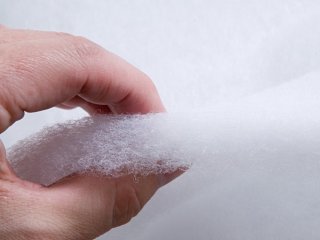 Vatelín rúno z dutého vlákna 100g / tl. 1cm - metráž š. 150 cm - detail 1 - Biante.sk Vatelín rúno z dutého vlákna 100g / tl. 1cm - metráž š. 150 cm - detail 1 - Biante.sk