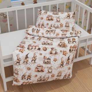Dětské bavlněné povlečení do postýlky Sandra SA-663 Hnědí skřítci s perníčky na bílém - detail 1 - Biante.cz Dětské bavlněné povlečení do postýlky Sandra SA-663 Hnědí skřítci s perníčky na bílém - detail 1 - Biante.cz
