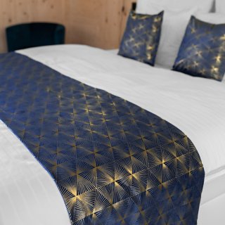 Zamatový prehoz/behúň na posteľ Isabela IBL-011 Rose Gold trojuholníky na kráľovsky modrom - Biante.sk