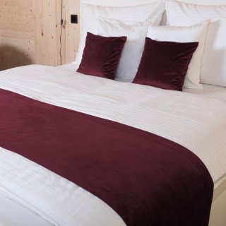 Sametový přehoz/běhoun na postel Velvet Premium SVP-010 Tmavě vínový - Biante.cz