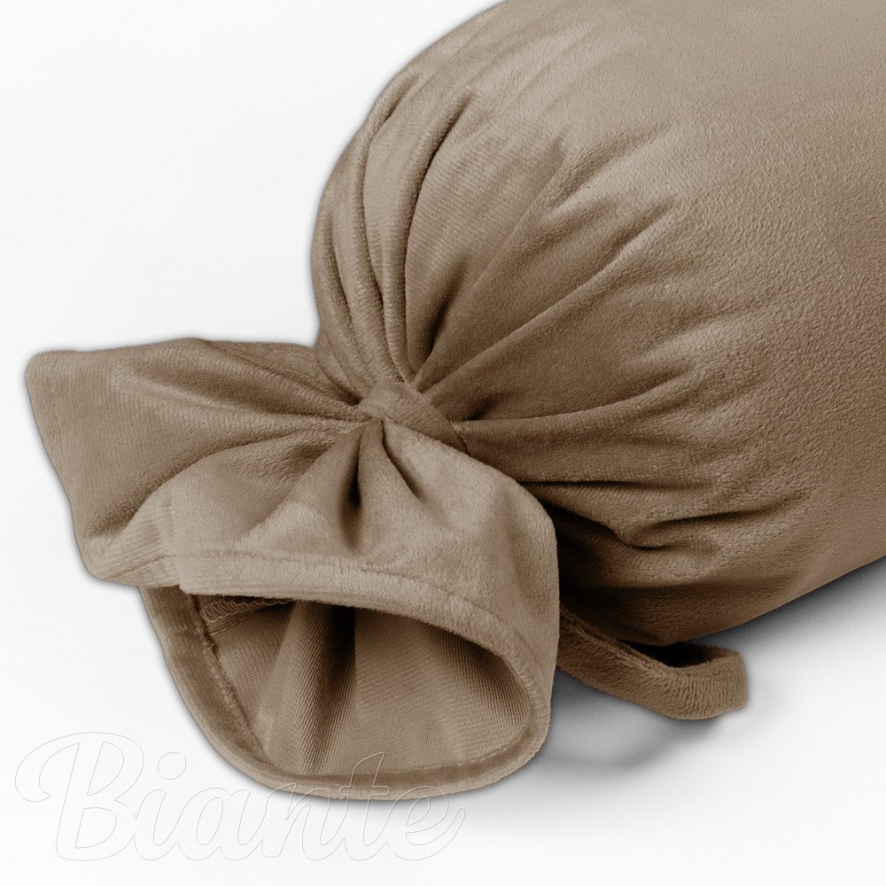 Sametový polštář válec bonbon Velvet Premium SVP-034 Kávově hnědý - detail 1 - Biante.cz