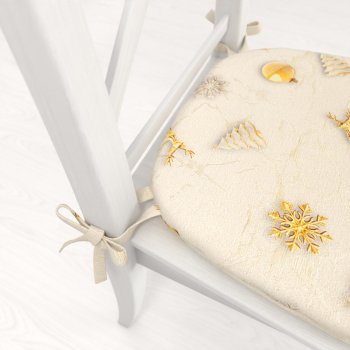 Oblý podsedák Parma PM-136 Zlato-bílé vánoční ozdoby na zlato-béžovém - 39x37x3 cm - detail 1 - Biante.cz Oblý podsedák Parma PM-136 Zlato-bílé vánoční ozdoby na zlato-béžovém - 39x37x3 cm - detail 1 - Biante.cz