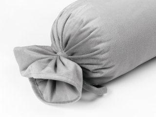 Sametový polštář válec bonbon Velvet Premium SVP-027 Světle šedý - detail 1 - Biante.cz Sametový polštář válec bonbon Velvet Premium SVP-027 Světle šedý - detail 1 - Biante.cz