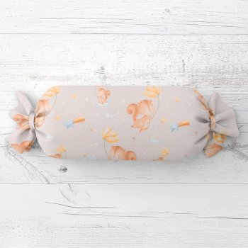 Dětský polštář válec bonbon Sandra SA-525 Veverky s květinami na šedobéžovém - Biante.cz Dětský polštář válec bonbon Sandra SA-525 Veverky s květinami na šedobéžovém - Biante.cz