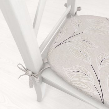 Oblý podsedák Leona LN-164 Pnoucí lístky na režném - 39x37x3 cm - detail 1 - Biante.cz Oblý podsedák Leona LN-164 Pnoucí lístky na režném - 39x37x3 cm - detail 1 - Biante.cz