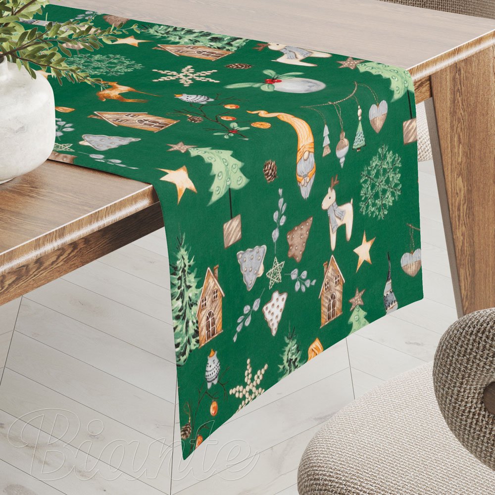 Vánoční bavlněný běhoun na stůl Sandra SA-508 Vánoční skřítci a ozdoby na zeleném - Biante.cz