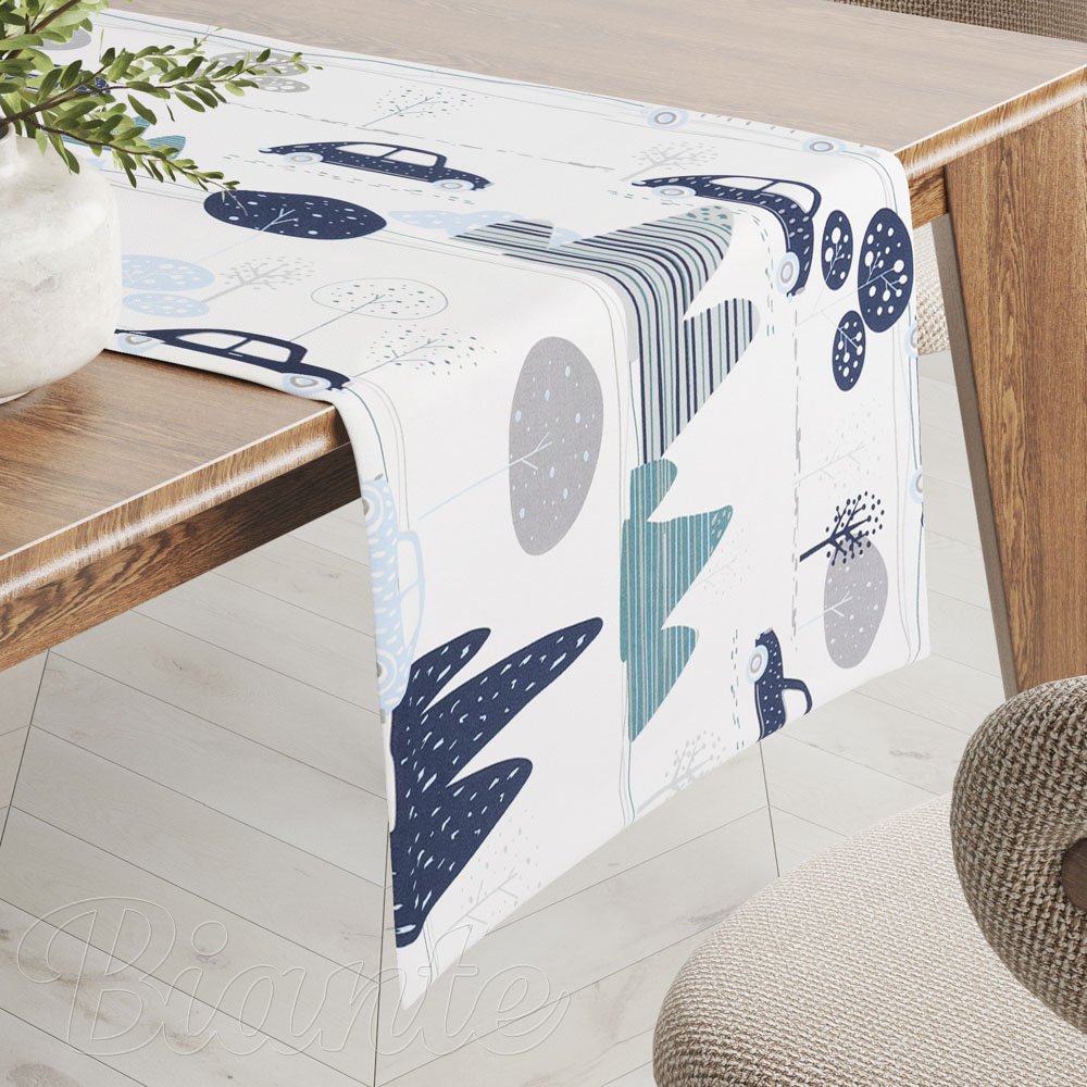 Dětský bavlněný běhoun na stůl Sandra SA-685 Modrá auta mezi stromy na bílém - Biante.cz