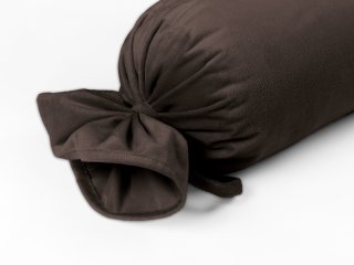 Sametový polštář válec bonbon Velvet Premium SVP-016 Tmavě hnědý - detail 1 - Biante.cz Sametový polštář válec bonbon Velvet Premium SVP-016 Tmavě hnědý - detail 1 - Biante.cz