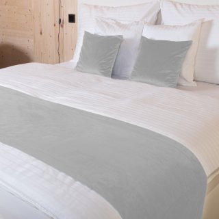 Sametový přehoz/běhoun na postel Velvet Premium SVP-027 Světle šedý - Biante.cz Sametový přehoz/běhoun na postel Velvet Premium SVP-027 Světle šedý - Biante.cz