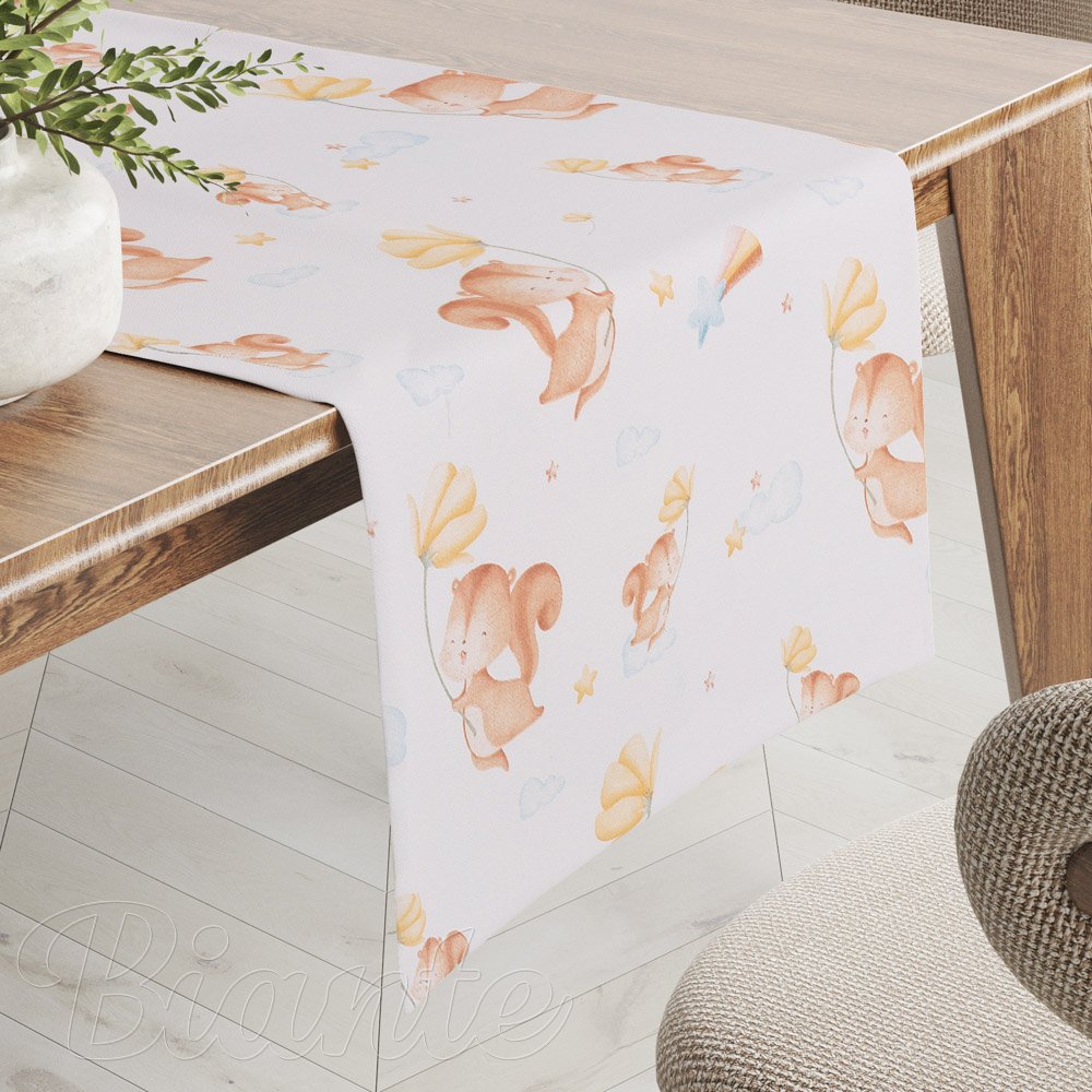 Dětský bavlněný běhoun na stůl Sandra SA-643 Veverky s květinami na bílém - Biante.cz