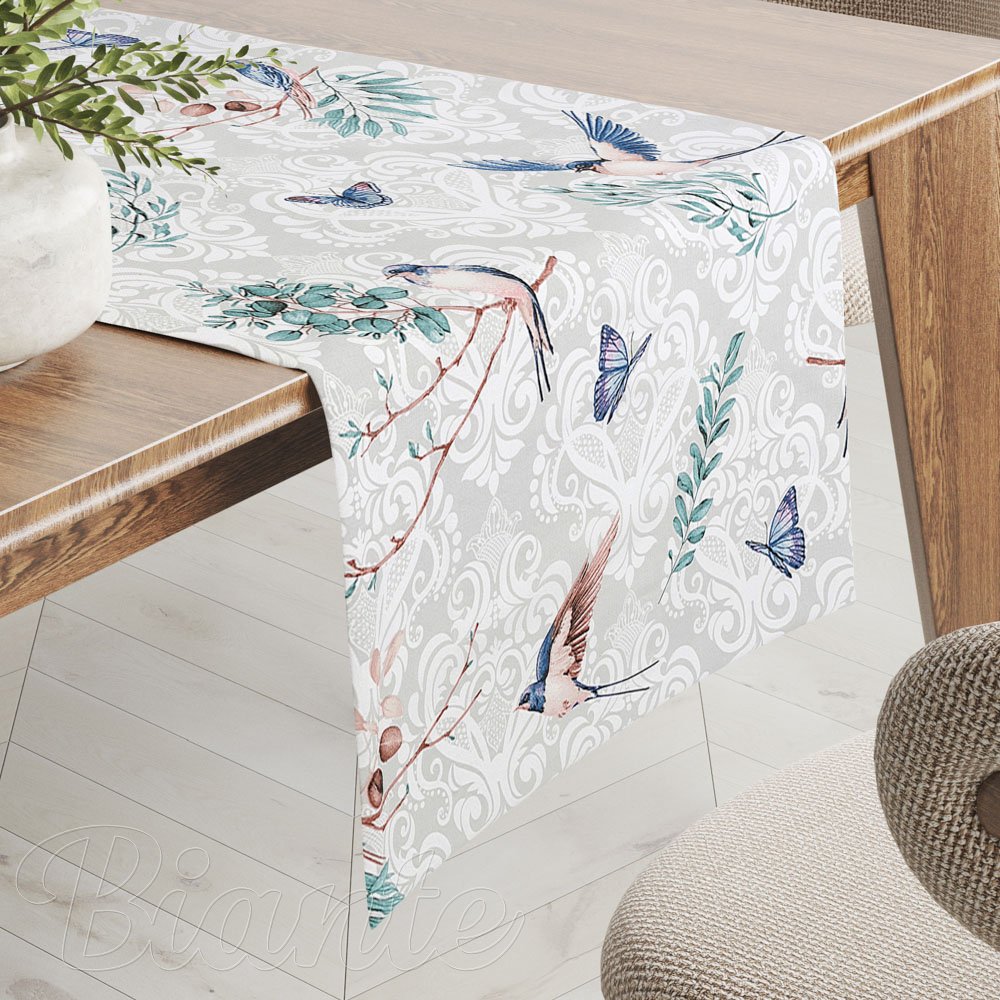 Bavlnený behúň na stôl Sandra SA-471 Lastovičky s motýlikmi na svetlo sivom ornamente - Biante.sk
