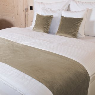Zamatový prehoz/behúň na posteľ Velvet Prémium SVP-030 Sivobéžový - Biante.sk Zamatový prehoz/behúň na posteľ Velvet Prémium SVP-030 Sivobéžový - Biante.sk