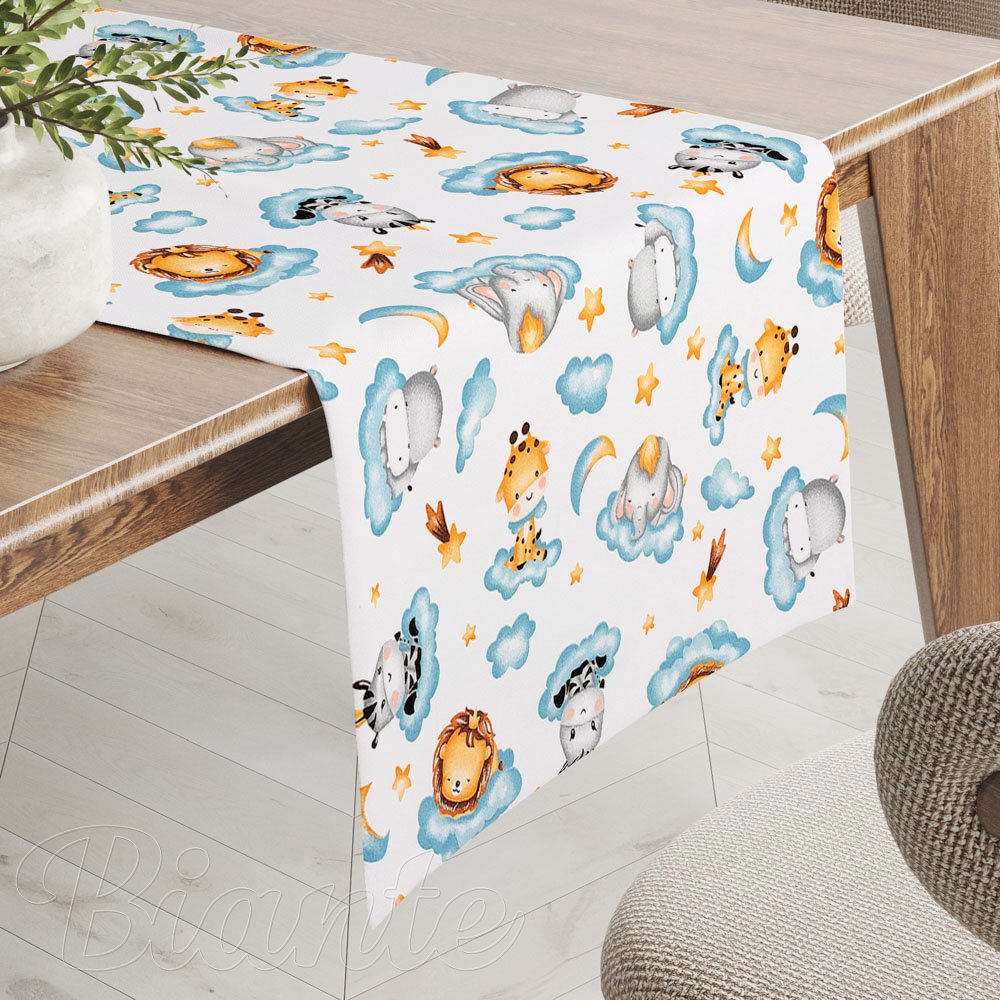 Dětský bavlněný běhoun na stůl Sandra SA-693 Africká zvířátka na modrých obláčcích na bílém - Biante.cz