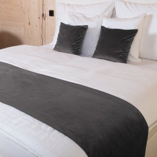 Sametový přehoz/běhoun na postel Velvet Premium SVP-017 Tmavě šedý - Biante.cz Sametový přehoz/běhoun na postel Velvet Premium SVP-017 Tmavě šedý - Biante.cz