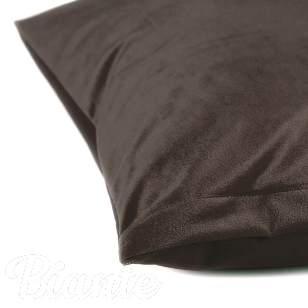 Sametový povlak na polštář Velvet Premium SVP-016 Tmavě hnědý - detail 2 - Biante.cz Sametový povlak na polštář Velvet Premium SVP-016 Tmavě hnědý - detail 2 - Biante.cz