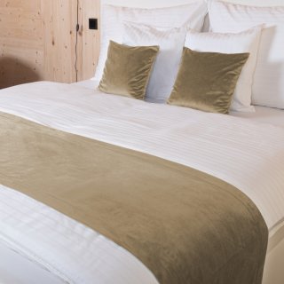 Sametový přehoz/běhoun na postel Velvet Premium SVP-026 Kávově béžový - Biante.cz Sametový přehoz/běhoun na postel Velvet Premium SVP-026 Kávově béžový - Biante.cz